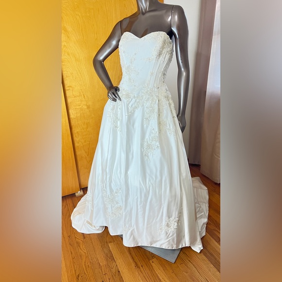 David’s bridal style WG3627 ivory corset back ball gown. - Picture 3 of 9